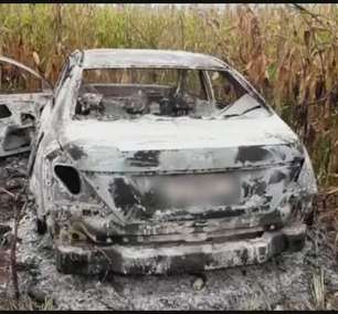 Carro encontrado com corpo na área rural ficou completamente destruído