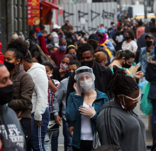 Cresce número de cidades e escolas que voltaram a recomendar o uso de máscaras