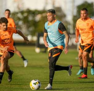 Fagner participa do treino e deve reforçar o Corinthians contra o Goiás