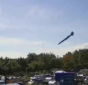Vídeo mostra exato momento em que míssil russo atinge shopping na Ucrânia