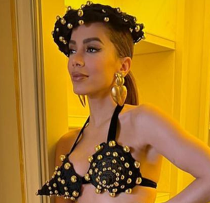 Anitta usa crochê, dourado e boina na alta-costura em Paris