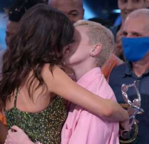 Vitória Strada vence 'Dança dos Famosos', beija noiva e pede celebração do amor
