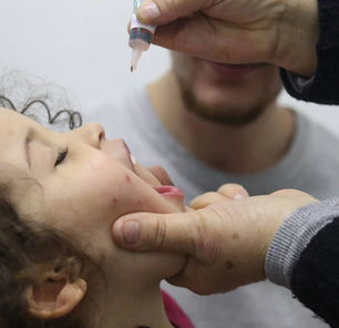 Poliomielite: por que é necessário se vacinar contra uma doença erradicada há 28 anos no Brasil?