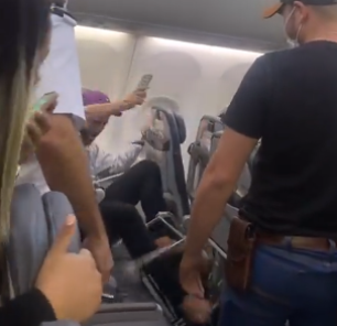 Passageiro quebra poltronas durante voo de São Paulo a Recife; veja vídeo