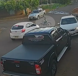 Menino de 9 anos é atingido por carro enquanto tentava fugir de cães