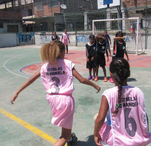 Mulheres ainda lutam muito por espaço em futebol nas favelas
