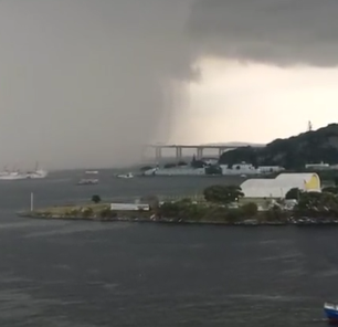 RJ: tempestade encobre Ponte Rio-Niterói; veja vídeos