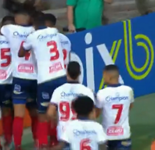 Com dois gols de Davó, Bahia vence a Ponte Preta e dorme na liderança da Série B