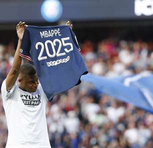 Após ter sua renovação anunciada, Mbappé faz três e lidera atropelo do PSG sobre o Metz