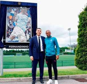Fernandinho recebe mosaico e ganha 'campo' no CT do Manchester City