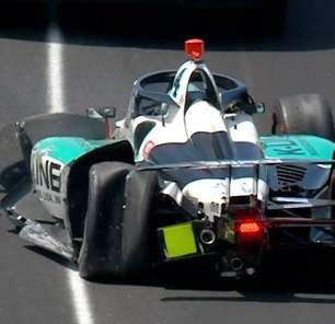 Kellett perde controle e amassa Foyt no muro da curva 1 no TL8 da Indy 500