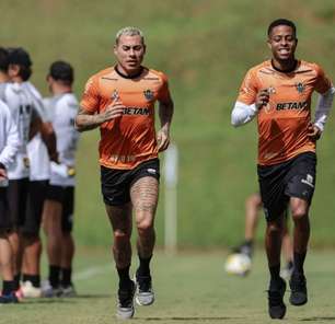 Vargas e Keno correm no gramado durante treino do Atlético-MG