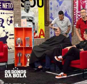 Velloso cumpre promessa e raspa o cabelo após derrota do Palmeiras