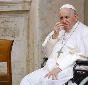 Papa sente piora em dor no joelho e cancela audiência