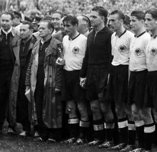 1954: Alemanha Ocidental vence sua primeira Copa do Mundo