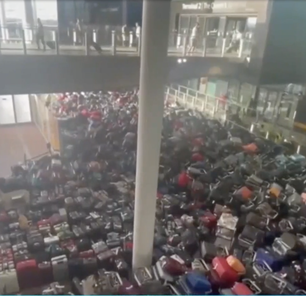 'Mar de malas' invade aeroporto de Londres após problemas técnicos