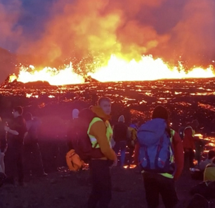 Erupção de vulcão se transforma em atração turística na Islândia; vídeo