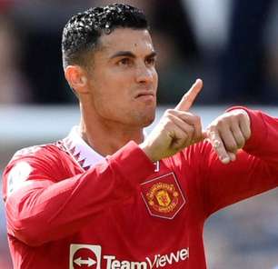 Com Cristiano Ronaldo no banco, Manchester United estreia com derrota no Campeonato Inglês