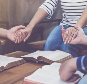 Conheça 5 orações de proteção para fazer com a família