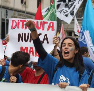 Manifestantes vão às ruas contra Bolsonaro e em defesa da democracia