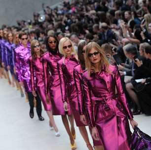 Em desfile concorrido, Burberry mostra coleção metalizada