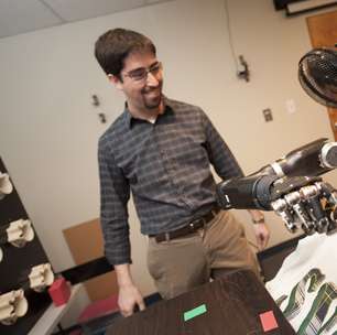 Mulher paralítica controla braço robótico com o pensamento