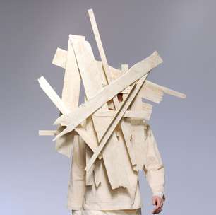 Modelo desfila 'coberto' por madeira; veja destaques