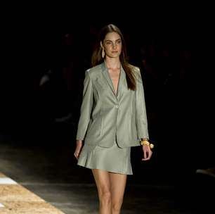 Depois de ser atendida por médico, top continua a desfilar