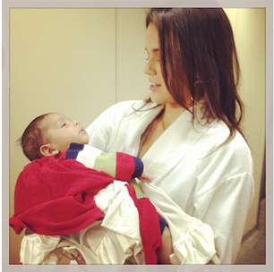 Bruna Marquezine posta foto com bebê de 'Salve Jorge'