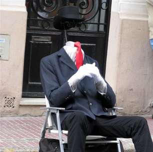 Homem invisível é atração em feira de rua de Buenos Aires