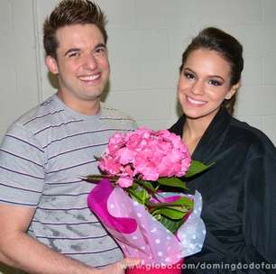 Antes de dançar, Marquezine ganha flores do professor