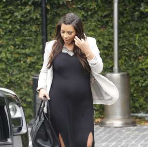 Grávida, Kim Kardashian sofre com inchaço nos pés
