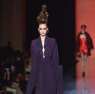 Com penteados 'estilo Marge Simpson', Gaultier mostra coleção em Paris