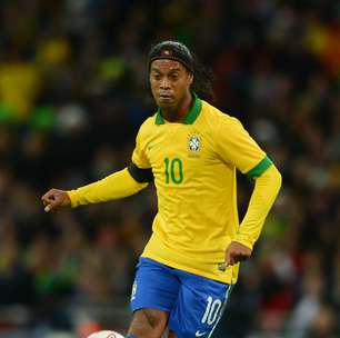 Imprensa turca "adia" transferência de Ronaldinho para o Besiktas