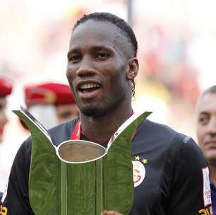 Carrasco do Arsenal, Drogba faz dois e dá taça ao Galatasaray