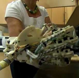 Luva robótica ajuda britânica a recuperar movimento da mão