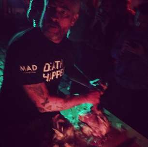 Alex Atala mata e depena galinha no palco de simpósio de culinária