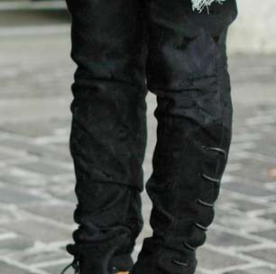 Moda das ruas: metalizado e tênis esportivo são tendências em Paris