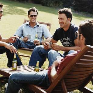 Homens que saem com amigos durante a semana são mais felizes, diz estudo