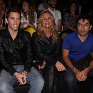 Namorado e mãe prestigiam desfile de Winits no Fashion Rio