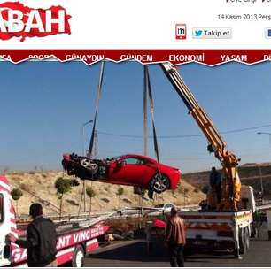 Alcoolizado, atacante sofre grave acidente na Turquia e destrói Ferrari