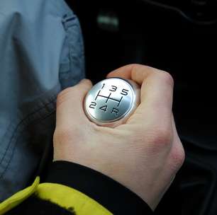Entenda por que alguns carros só pegam com o pé na embreagem