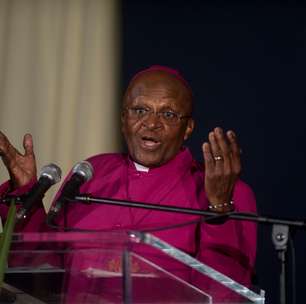 Desmond Tutu vira centro das atrações em cerimônia para Mandela