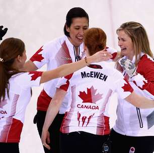 Campeãs do curling lembram pingue-pongue com astro do hóquei