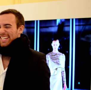 Em clima intimista, Pedro Lourenço mostra coleção em Paris