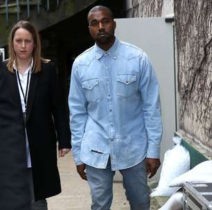 Sem Kim Kardashian, Kanye West vai a desfile em Paris