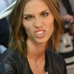 Renata Kuerten faz careta em backstage do desfile da Triton