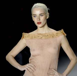 Modelos de Lino Villaventura trocam sapatos por tornozeleira