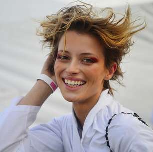 "Me chamaram de sapatão", diz modelo que raspou a cabeça