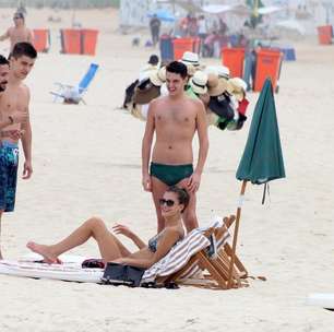 Carol Francischini curte praia na companhia de três amigos